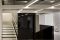 Show room Florim a Milano. Progetto: arch. Andrea Maffei. Due scale - I gradini sono vetrati e illuminati da sottili strisce a LED - e una piattaforma elevatrice - interamente vetrata - fanno da collegamento tra i piani.