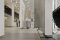 Show room Florim a Milano. Progetto: arch. Andrea Maffei. Il particolare dei binari sui quali scorrono le 