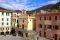 Apricale, borgo medievale nell'entroterra di Bordighera. La piazza, cuore del borgo, è teatro, durante l'anno, di numerosi eventi culturali ed enogastronomici. Foto Archivio Agenzia Regionale “In Liguria”.