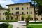 Hotel Alla Posta dei Donini. Ingresso principale. La proprietà si compone di due dimore: Villa Costanza e Villa Laura. Classificata Si aggiunge la casa del custode, trasformata in ristorante alla carta dal nome Pantagruel. Classificata Residenza d’Epoca è vincolata dalla Sovrintendenza dei Beni Culturali.
