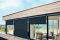 Pratic. “T-Line”, tenda a rullo verticale a cassonetto con telo guidato da cavi laterali. L’esclusivo aggancio Magnetic Lock System®, brevetto europeo di Pratic, permette il costante tensionamento del telo della tenda anche in presenza di brezze sostenute.