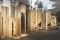 “Too good to waste” è un muro pieno di sorprese… tra i suoi “segreti”: sedie, tavoli, specchi… Ph. Giovanni Nardi