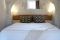 Relais Villa Aieni. Valle d’Itria. San Vito dei Normanni. Le tre camere da letto hanno un accesso indipendente sia al giardino sia alla piscina.