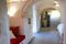 Relais Villa Aieni. Valle d’Itria. San Vito dei Normanni. Un'immagine del corridoio, sempre nella parte vecchia della struttura, dal quale si accede alla camera da letto principale.