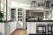 Marchi Cucine. Collezione Gusto Italiano. La cucina Bellagio s’ispira ad uno stile classico e ad un’eleganza mai sfarzosa. Cuore pulsante della cucina è la zona cottura rivestita, come il top del bancone, dal marmo nero Marquinia. Sono disponibili molteplici combinazioni di basi, di mensole a vista e di accessori.