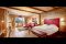 Hotel Quelle Nature Spa Resort. La Suite Bio Alpina (65mq), un vero “Chalet alpino”. Arredo di montagna, stufa rustica e balcone rivolto a sud con vista sulle Dolomiti.