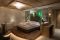 Green Lake Hotel Weiher. La Suite Green con ampio letto matrimoniale, la vasca in camera e un terrazzo con vista sul laghetto dell’hotel.