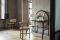 Gebrüder Thonet Vienna GTV. Sgabello Sigle Curve Bar Stool (2015), design Nendo, elegante e minimalista. Il legno curvato a vapore, unico dettaglio strutturale, si declina in ogni elemento della Collezione: tavolino, tavolo da pranzo e sgabello nella versione tre o quattro gambe.