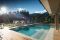 Green Lake Hotel Weiher. L’elemento acqua ha un ruolo molto importante in tutta la struttura. La piscina che si articola all'interno e all'esterno dell’hotel ha una superficie di 200 mq. con funzione idromassaggio.