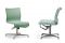 Alias. La collezione Frame 52, design Alberto Meda, nasce dallo schema meccanico della rollingframe e della meetingframe. La nuova seduta, aumentata del 10%, rende la nuova collezione ideale per il seating tecnico informale, l’home office e gli uffici operativi. Con la variante meeting lounge è ideale per le zone relax. Nell'immagine da sinistra la meetinframe 52 e la meetingframe soft 52.