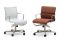 Alias. La collezione Frame 52, design Alberto Meda, nasce dallo schema meccanico della rollingframe e della meetingframe. La nuova seduta, aumentata del 10%,rende la nuova collezione ideale per il seating tecnico informale, l’home office e gli uffici operativi. Con la variante meeting lounge è ideale per le zone relax. Nell'immagine da sinistra la rollingframe 52 e la rollingframe soft 52.