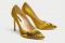 Zara. Décolleté in raso giallo con dettaglio di ricamo con strass sulla tomaia e laterale. Tacco 10. Collezione Autunno/Inverno 2017-2018. Fall/Winter 2017-2018 Collection.