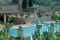 La Bagnaia Golf & Spa Resort Siena, struttura della Curio Collection by Hilton. La grande piscina esterna. 