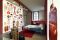 Zanotta. “New Nomad”. Letto “Hotelroyal”, design Terri Pecora, 2017; sotto la finestra scrittoio “Calamo”, design Gabriele Rosa, 2013; seggiolina “Lia”, design Roberto Barbieri, 1998; appendiabiti chiudibile “Sciangai”, design De Pas, D’Urbino, Lomazzi, 1973. (ph Andrea Martiradonna)