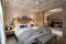 Rosa Alpina Relais & Châteaux. Le Suite, nell’immagine la Sonnwend, hanno ciascuna un proprio tema, sono dotate di caminetto o stufa e possono articolarsi su due piani.