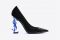 Yves Saint Laurent. Décolleté “Opyum 110” in vernice nera e logo YSL blu in metallo. Collezione Autunno/Inverno 2017-2018. Fall/Winter 2017-2018 Collection.