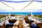 Is Arenas Nature & Charme Resort. Nell’immagine la terrazza del Beach Club Is Arenas, il bar-ristorante della spiaggia che a pranzo diventa Grill Restaurant per gustare il pescato del giorno, carne italiana e piatti vegetariani mentre di sera si trasforma in un luogo ideale per l’aperitivo.