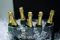 Altemasi. Cavit. Nell’immagine il tipico spumante classico trentino Altemasi Brut Millesimato 2014 TrentoDoc Metodo Classico. Coltivato tra i 450 e 600 metri di altitudine i vitigni sono esclusivamente Chardonnay. Le uve sono raccolte a mano in cassette e vinificate in bianco a temperatura controllata in acciaio e in barriques. Nella primavera successiva si effettua la presa di spuma in bottiglia con permanenza sui lieviti per 36 mesi e alla sboccatura si effettua un minimo di dosaggio di “liqueur d’expedition”. Da servire a 8 / 10°C.