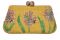Rafe New York. La clutch “Rosie” è realizzata in paglia di abaca e presenta ricami fatti a mano, fermagli a conchiglia, una catenella e una divertente fodera a quadretti.