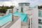 A&G Piscine. La piscina, completamente sospesa nel vuoto, unisce due torri condominiali. Da entrambe si accede alla vasca. Sui lati vi è una zona relax dotata di sistema di idromassaggio a pavimento (geyser). La sterilizzazione è automatica con centralina ph/cloro a sonda chiusa. Il corpo struttura è in cemento armato e le pareti sono in vetro sigillato su cemento armato. Il rivestimento vasca è in PVC sabbia della Renolit.