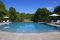Isola Verde Piscine. Uno specchio d’acqua di forma organica nasce lungo il declivio del prato come fosse un piccolo lago immerso nel verde. È la piscina del Golf Club Colli Berici, rientrata nel quadro di una ristrutturazione totale del complesso. Progettista: architetto Franco Albanese.