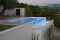 Isola Verde Piscine. Due vasche con vista sul lago di Garda, una principale da 8 x 4 mt e una minipiscina idromassaggio da 2,20 x 2,20. Le due piscine fanno parte della stessa installazione ma con impiantistica differenziata. Per entrambe è stato utilizzato il vetro temperato stratificato a costituire parte della struttura. L’impianto di riscaldamento e la chiusura a tapparella della vasca principale garantiscono l’utilizzo delle piscine durante tutto l’anno. Una APP consente inoltre il controllo da remoto.