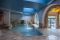 Italpool. Siamo sempre a Cogne, nel Centro benessere Hotel Notre Maison, ma questa volta all’interno. Attraverso le vetrate molto ampie si vede il paesaggio. Anche qui c’è una piscina di forma irregolare in cemento armato impermeabilizzato e rivestito con intonaco speciale in diversi colori. La forma, i colori, lo sfioro a fessura, le rocce vere creano uno scenario molto particolare: non è una piscina ma una “polla d’acqua” che si stacca dalle rocce. Progetto: architetto Nani Prina - Foto: Manuela Cerri.