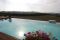 Italpool. Una casa tra i vigneti di Moscati. Era un’ex azienda agricola, dunque, non solo la villa ma tutte le aree esterne - luoghi di deposito, retro della corte, aree a maggiore valenza di servizio - sono state reinterpretate. L'idea che ha condotto questa progettazione è stata quella di costruire una piscina con una forma regolare, neutra, ma oggettiva rispetto al paesaggio, con la possibilità di staccare in modo netto l'acqua dal cielo. Pochi materiali, dunque, coerenti fra di loro, il cui elemento di coesione è il vetro (in dettaglio nell’immagine seguente).