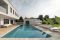 Mirani. Un’altra vista della piscina precedente, questa volta in versione diurna. Gli sfiziosi lettini prendisole, il baldacchino e i divanetti sono di Gandia Blasco, collezione “Na Xemera”; Gli 
ombrelloni “Spectra” e “Rimbou Lotus” sono prodotti da Umbrosa. Foto: Marco Tosi