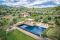 Piscine Castiglione. Circondata dalla natura toscana e da colline di ulivi, questa villa con piscina progettata dall’architetto Mario Baldini si integra perfettamente al contesto naturale. La piscina include un’appendice con gradinate che facilitano l’ingresso in  vasca e diventano un luogo in cui sostare assaporando il calore del sole.