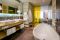 Hotel Terme Merano. Le Calla Suite, sono tre in tutta la struttura, di circa 60 mq. godono di una vista spettacolare sul Parco delle Terme, il centro storico di Merano o sulle Valli circostanti. L’ospitalità include l’utilizzo della Sky Spa, della Garden Spa dell’Hotel e l’entrata libera alle Terme di Merano.  Nell’immagine la sala da bagno.