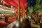 Hotel Terme Merano. Al Palm Lounge è possibile gustare cocktail creativi e invitanti. Lo spazio si presta a eventi glamour come esposizioni, sfilate di moda, serate di degustazione enogastronomiche. L’ambiente è arricchito da quadri, lampadari con corna di cervo, tappeti di pelle di mucca e mobili in legno.