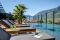 Hotel Terme Merano. La Sky SPA, ospita anche la Infinity Pool, nell’immagine, scoperta e riscaldata (32-34°C) è lunga 22 metri e larga 7.6 metri con accesso interno ed esterno in ogni stagione dell’anno. È dotata di postazioni di micromassaggio.