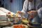 Gli studenti della Food Genius Academy al lavoro nella cucina della scuola.