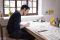 Acqua di Parma. L’artista britannico Clym Evernden nel suo studio mentre lavora ai disegni preparatori dell’artist edition di Colonia.