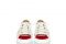 Charlotte Olympia. Le iconiche labbra del brand aggiungono un decoro spiritoso sulla punta di queste eleganti e semplici “Kiss Me” sneakers in pelle.