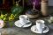 Villeroy & Boch. L’amatissima collezione Caffè Club, grazie al decoro “Floral Touch”, qui in bianco, ma disponibile anche in altre delicate colorazioni, si arricchisce di graziosi rilievi floreali. Un richiamo visivo e una piacevole esperienza al tatto per gustare insieme un ottimo espresso.