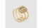 Gucci. Ispirata a un motivo riaffiorato dagli archivi degli anni Settanta, la doppia “G”, qui con bordi smerlati e impreziosita da diamanti a taglio brillante rotondo, connette le tre sottili fasce di questo anello in oro giallo.