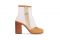 Maison Margiela. Sono montati su un tacco di legno, gli stivaletti MM6. Realizzati in PVC trasparente hanno la punta in pelle stampata. Da indossare con orli tagliati o midi.