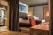 Hotel La Vetta. San Domenico. Varzo. Family Wellness Suite (72m²). Private Wellness Suite comunicante con una Classic Suite, collegate da una doppia porta scorrevole insonorizzata per un massimo di quattro persone. La Private Wellness Suite è dotata di una Private SPA integrata e di un doppio balcone. La Classic Suite adatta ad ospitare fino a due bambini.