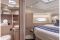 Bénéteau. Swift Trawler 41. Nella coperta al piano inferiore, si trovano le tre cabine di bordo che ospitano comodamente sette passeggeri. Photo Nicolas Claris.