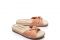 Charlotte Olympia. “Dylan” è un modello di stagione da amare. In morbida nappa rosa pallido, questi sandali slide di ispirazione rétro sono impreziositi da un caratteristico nodo sulla punta.