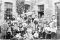 Opel. Foto di gruppo risalente al 1875 quando Adam Opel costruiva macchine da cucire.