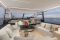 Bénéteau. Modello Monte Carlo 52. Il salone. Ampio spazio conviviale, area cucina collegata al pozzetto e postazione di guida rialzata. Protagoniste le ampie vetrate che regalano una visuale del mare a 360°. La visuale da poppa verso prua.