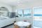 Italy Sotheby’s International Realty. Capri. La cucina luminosissima è un punto di accesso al terrazzo panoramico. Le sedie in midollino del tavolo sono vintage mentre le maioliche sulla parete sono tipiche della zona.