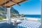 Italy Sotheby’s International Realty. Capri. La terrazza è “una continuità emotiva” tra interni ed esterno, vi si accede dal living con cucina a vista.