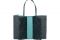 Sara Giunti. “Margot” Large Monogram Feathers. Shopping bag in canvas di cotone waterproof stampato con motivo Saragiunti monogram. La borsa è rifinita in pelle di vitello. La fodera interna è stampata con motivo Saragiunti monogram, tono su tono, e arricchita da dettagli in pelle che custodiscono la tecnologia delle luci LED. Ideale da indossare ogni giorno.