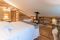 Auberge de La Maison. Courmayeur. Pacchetto Desir du Cœur che include aperitivo (1 bicchiere di vino o un 1 drink a persona) e stuzzicherie di accompagnamento da condividere. 60 euro a coppia per gli ospiti esterni. Mentre a coppia soggiorno di 1 notte in camera matrimoniale con colazione. A partire da 349 euro a coppia.