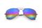 Ray-Ban. Gli occhiali “Aviator” sono un’autentica icona. Progettati per gli aviatori negli anni ’30, celebri per le lenti a forma di goccia, qui si reinventano con lenti arcobaleno.