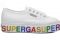 Superga. Il maxi lettering colorato caratterizza questa sneaker con zeppa alta 4 cm in tela di cotone resistente e traspirante.